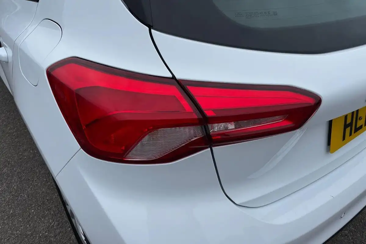2019-ford-focus-15t-titanium-hatchback-big-24