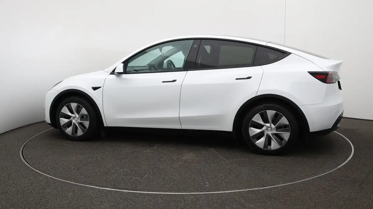 2023-tesla-model-y-e-rwd-big-57