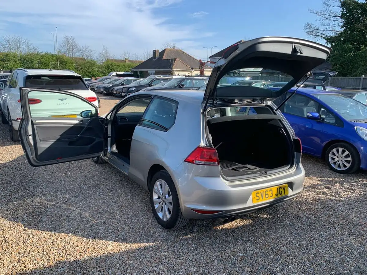 2013-volkswagen-golf-20tdi-se-ss-hatchback-3d-big-34