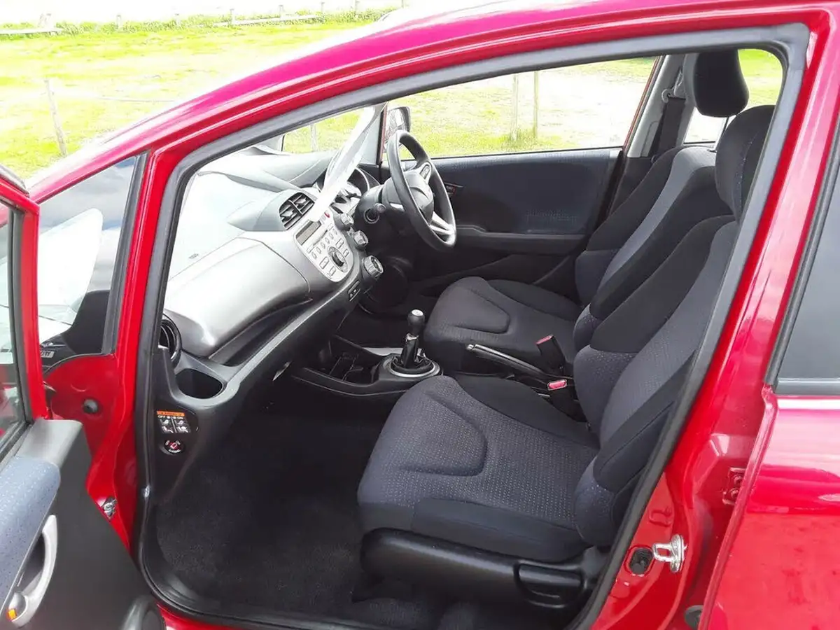 2010-honda-jazz-12-s-big-13