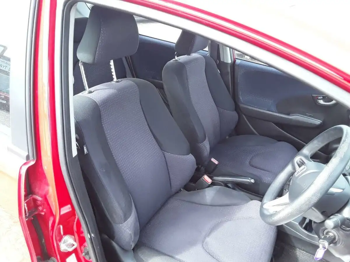 2010-honda-jazz-12-s-big-9