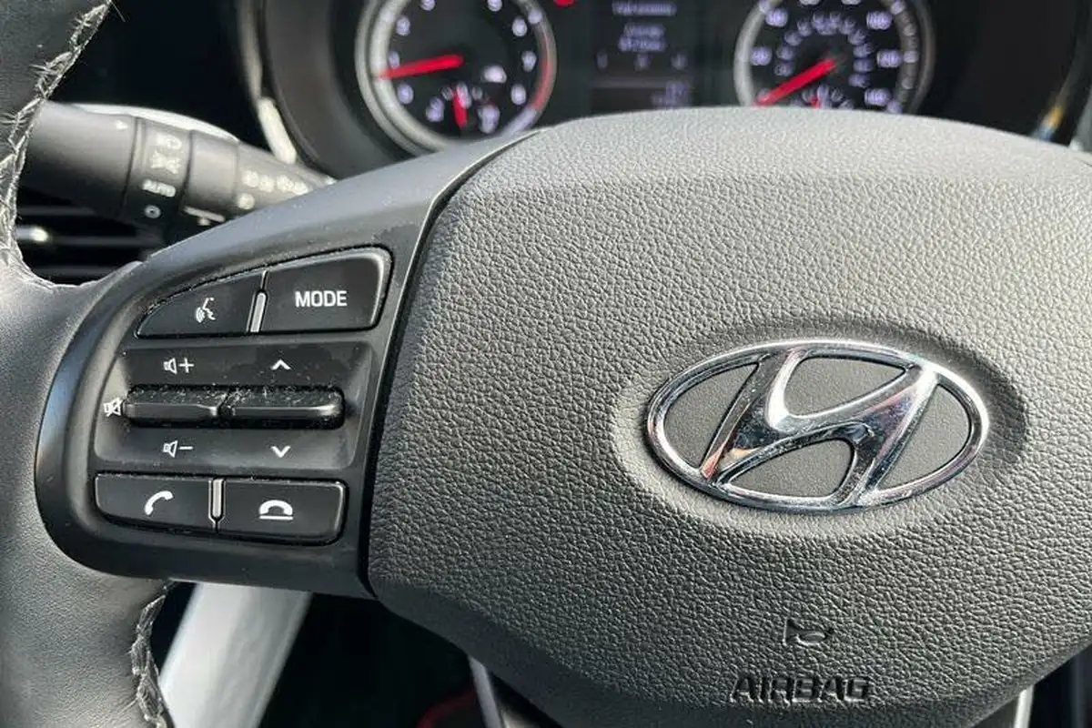 2022-hyundai-i10-12-premium-auto-big-35