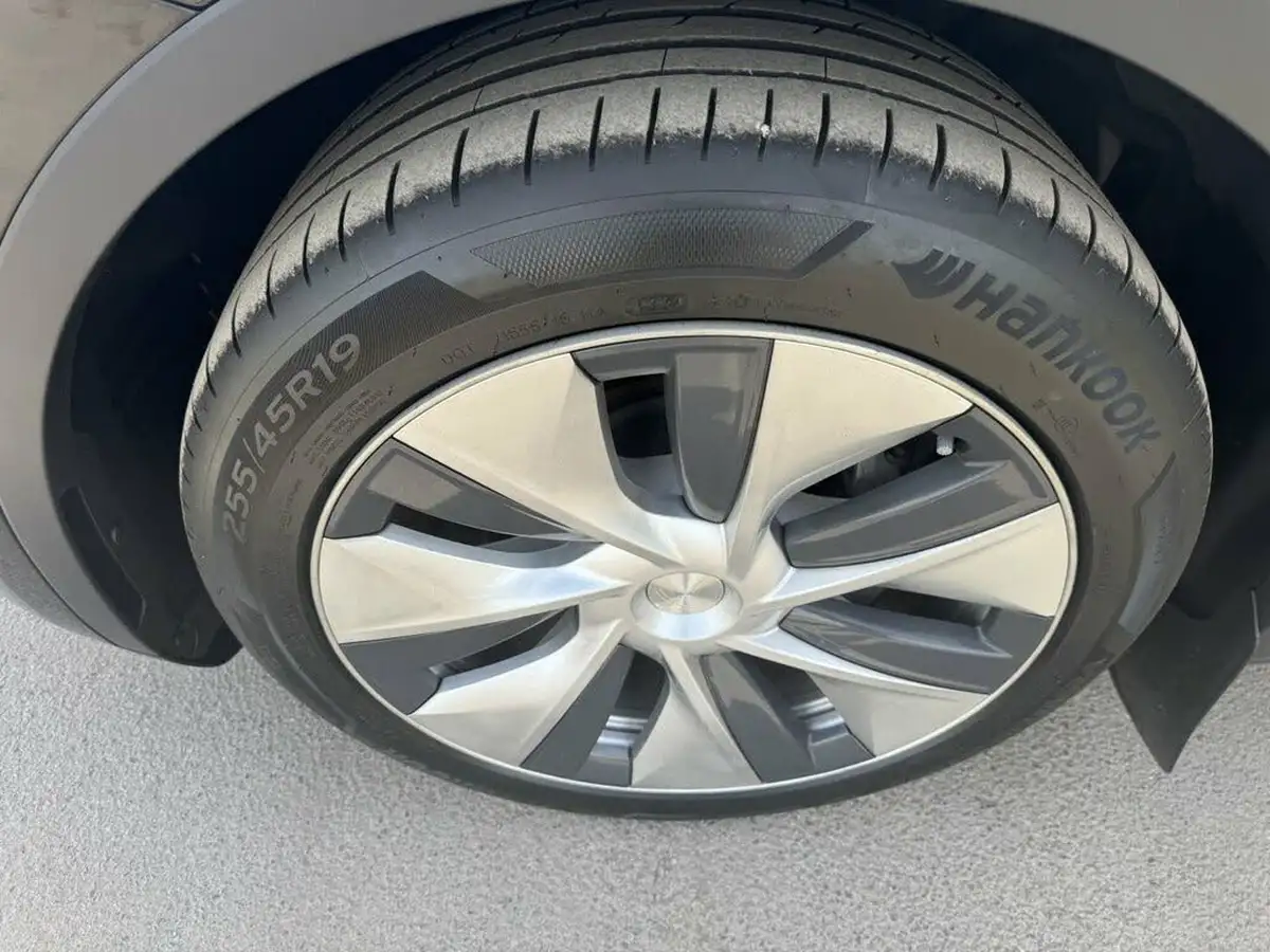 2022-tesla-model-y-e-long-range-big-29