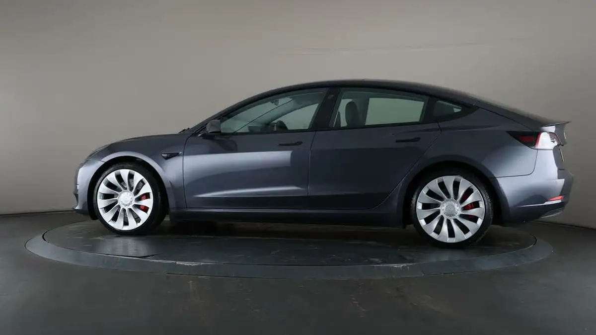 2022-tesla-model-3-e-performance-big-28
