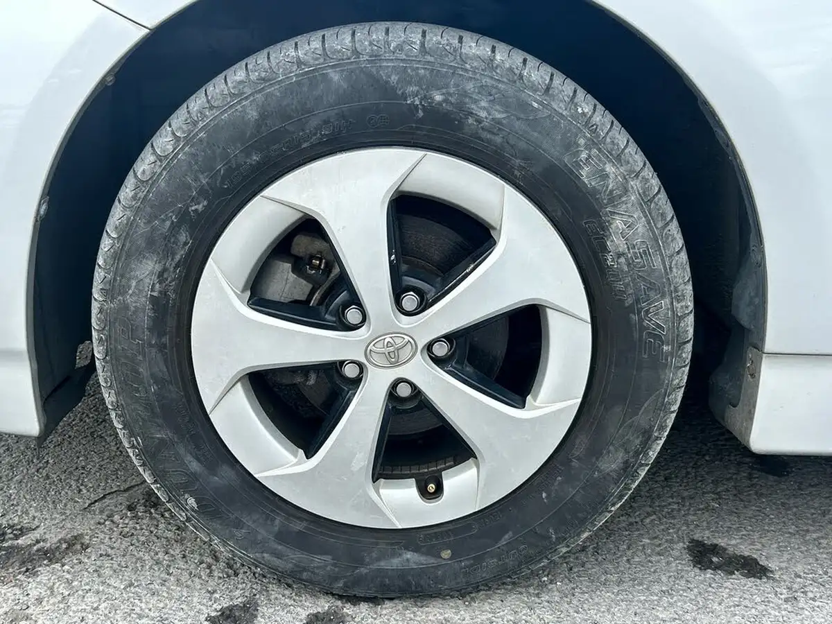 2012-toyota-prius-big-22