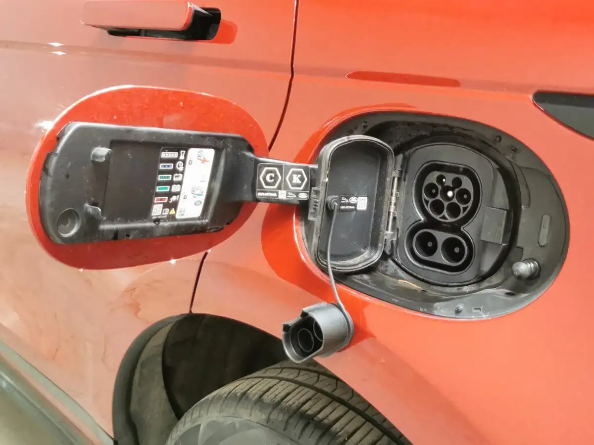 2022-land-rover-range-rover-evoque-15-p300e-r-dynamic-se-big-30