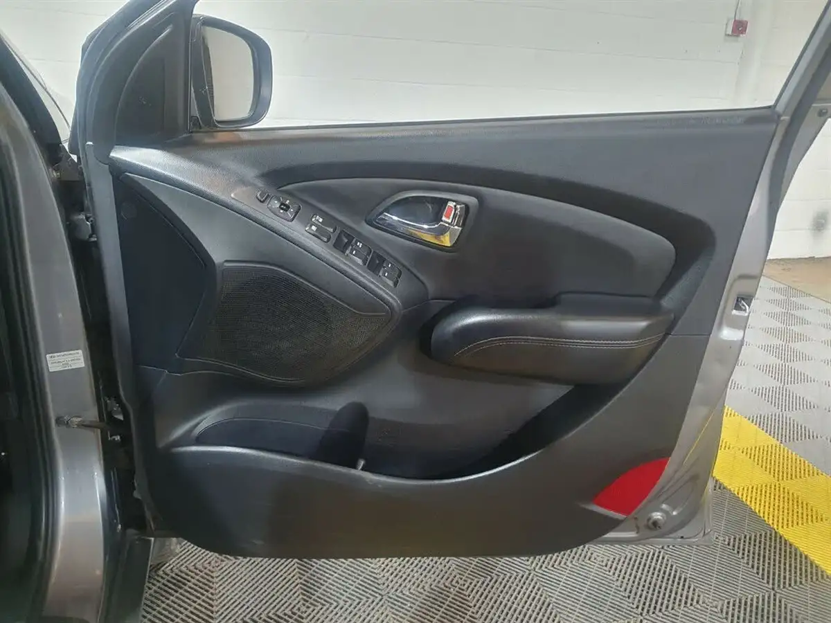 2012-hyundai-ix35-20td-premium-4wd-big-35