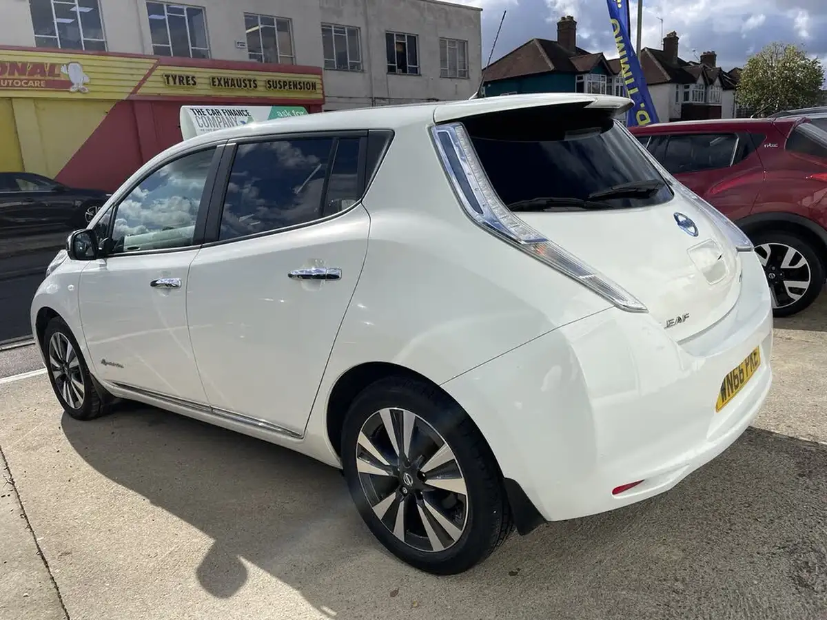 2016-nissan-leaf-e-tekna-30kwh-big-6