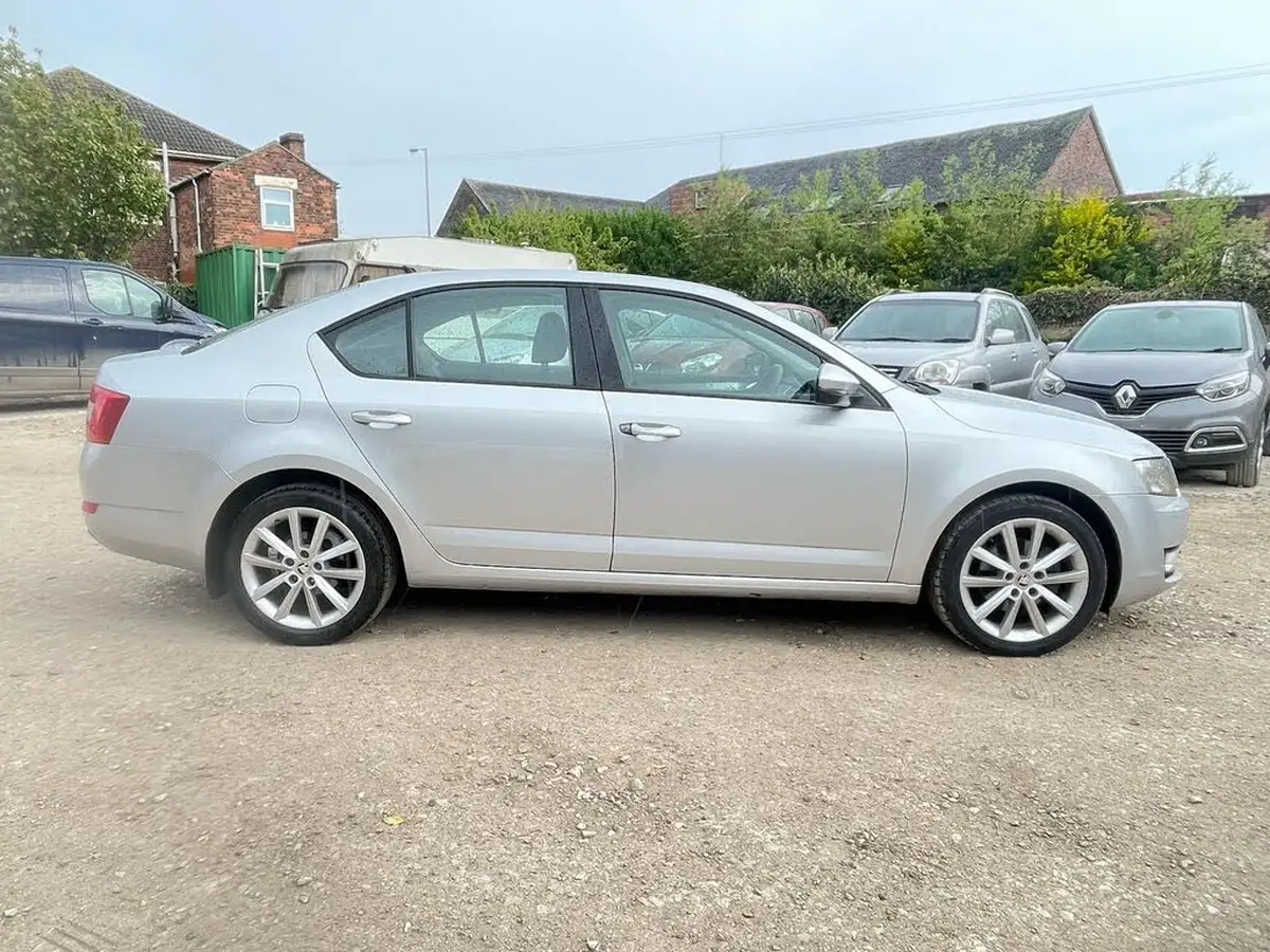 2013-skoda-octavia-20tdi-elegance-hatchback-dsg-big-2