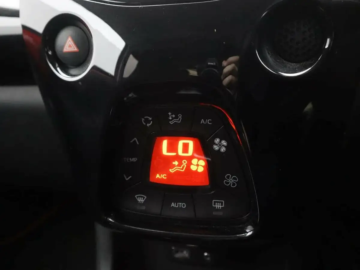 2018-toyota-aygo-10-vvt-i-x-cite-4-bi-tone-red-71bhp-big-16