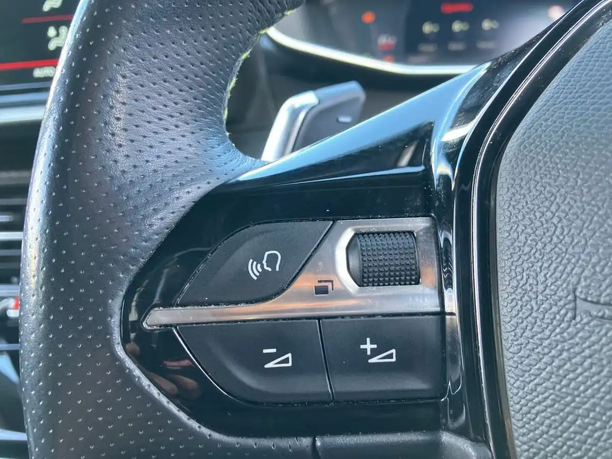 2021-peugeot-2008-suv-12-puretech-gt-eat8-big-15