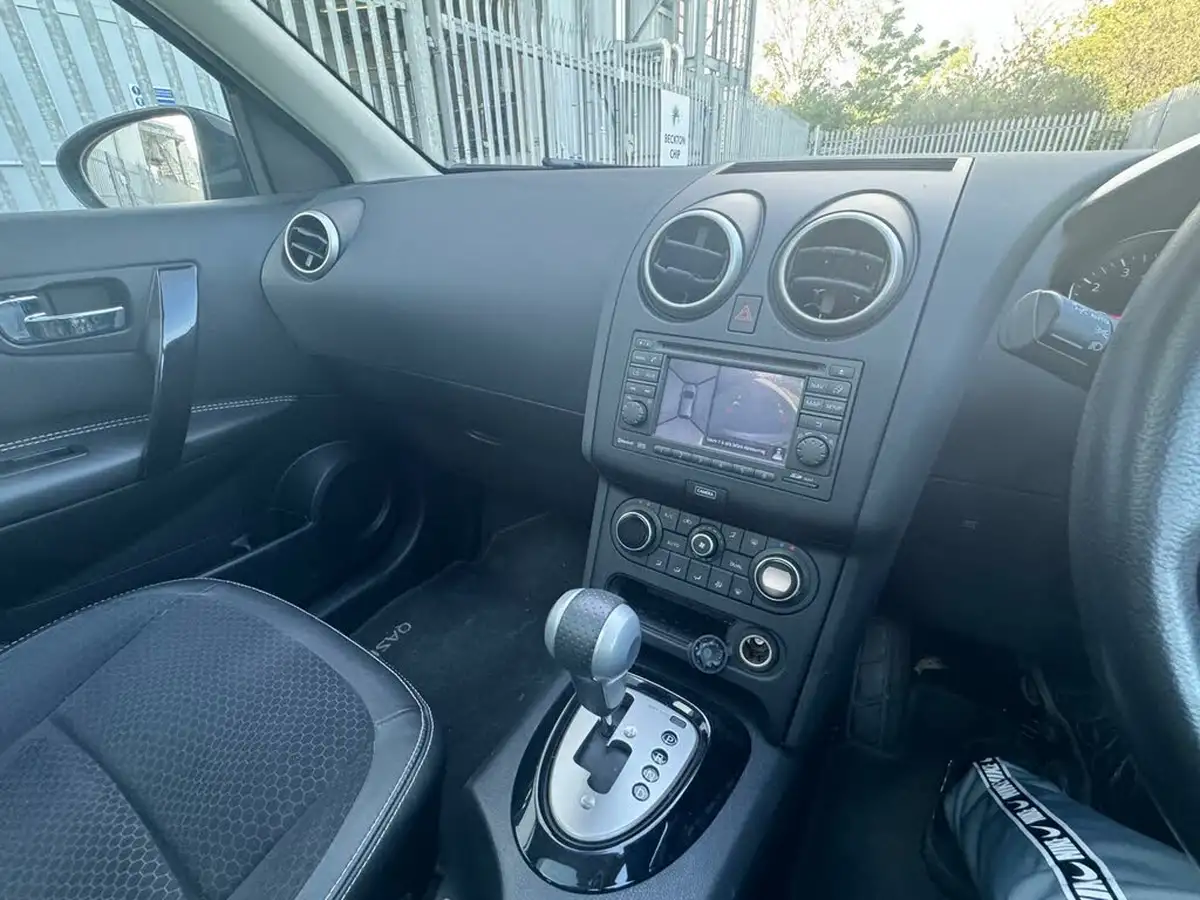 2013-nissan-qashqai-20-360-cvt-big-27