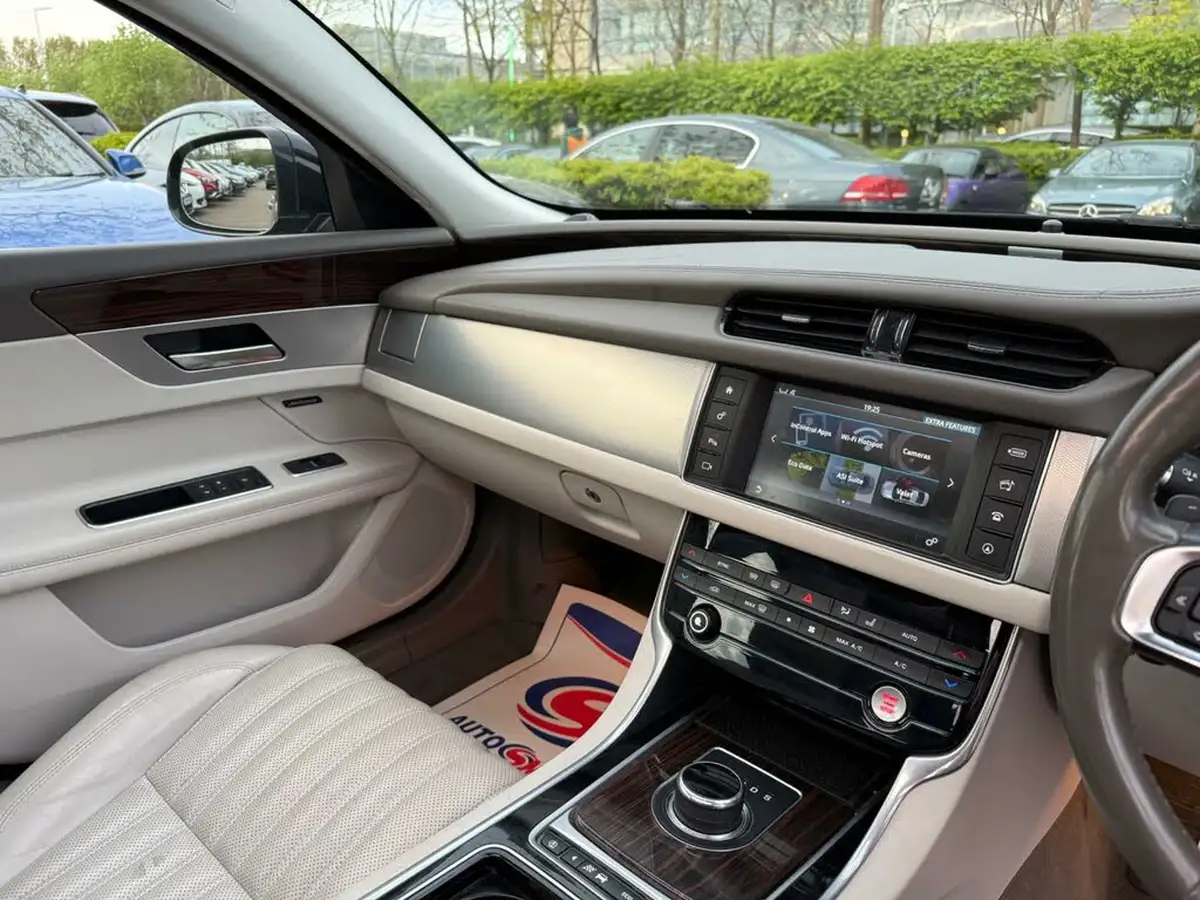 2017-jaguar-xf-20td-portfolio-240ps-awd-saloon-4d-1998cc-auto-big-25