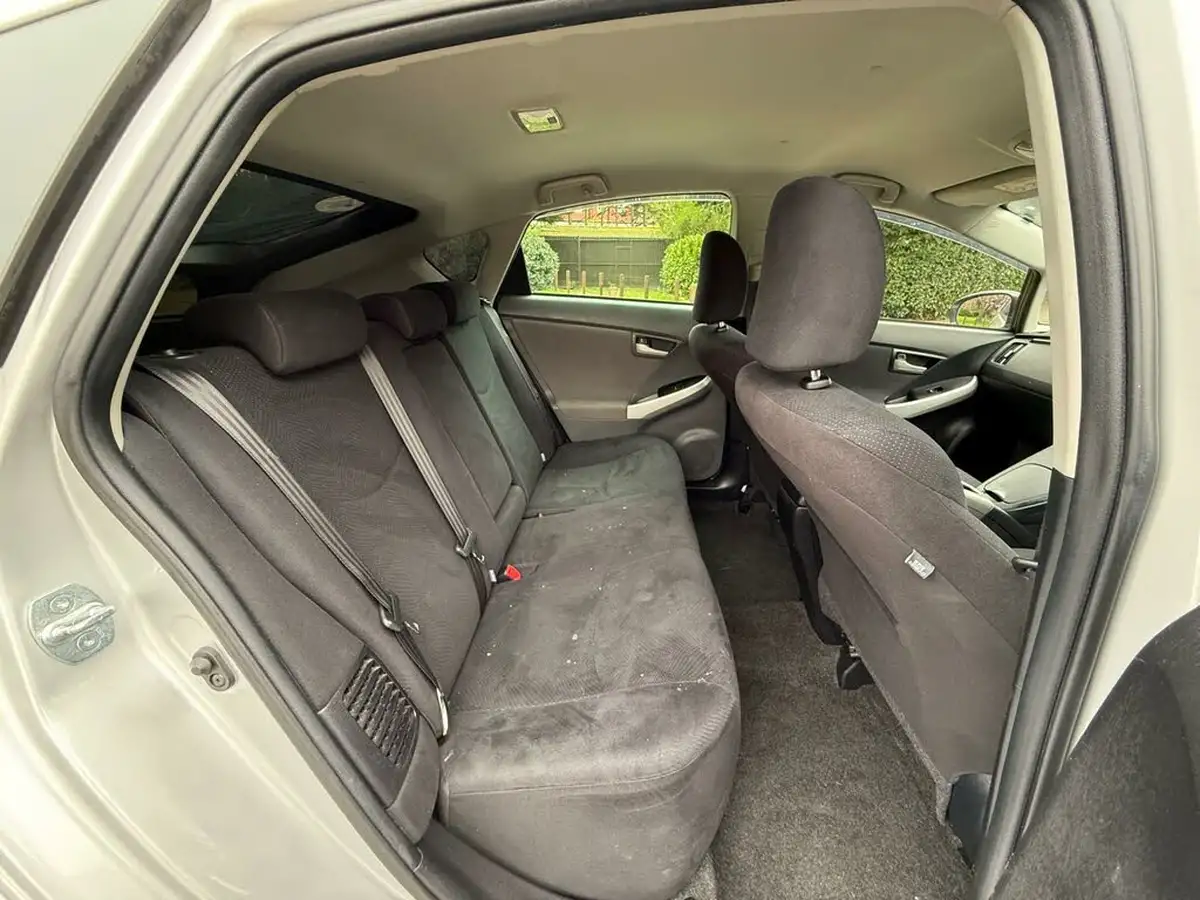 2014-toyota-prius-big-34