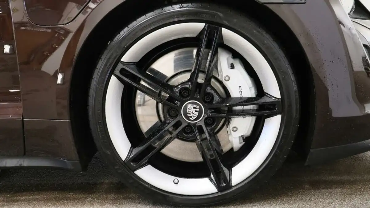 2022-porsche-taycan-e-base-476ps-performance-battery-plus-big-2