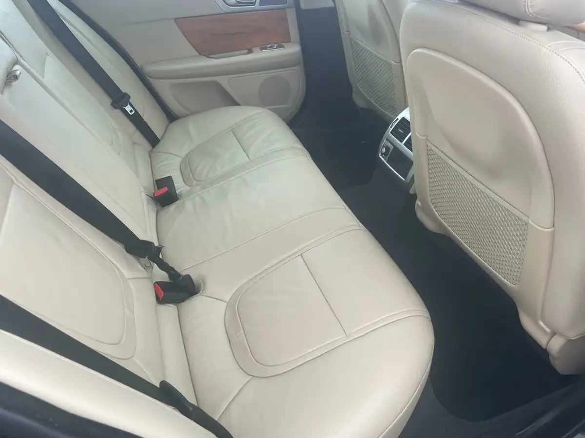 2014-jaguar-xf-22td-se-business-saloon-4d-big-13