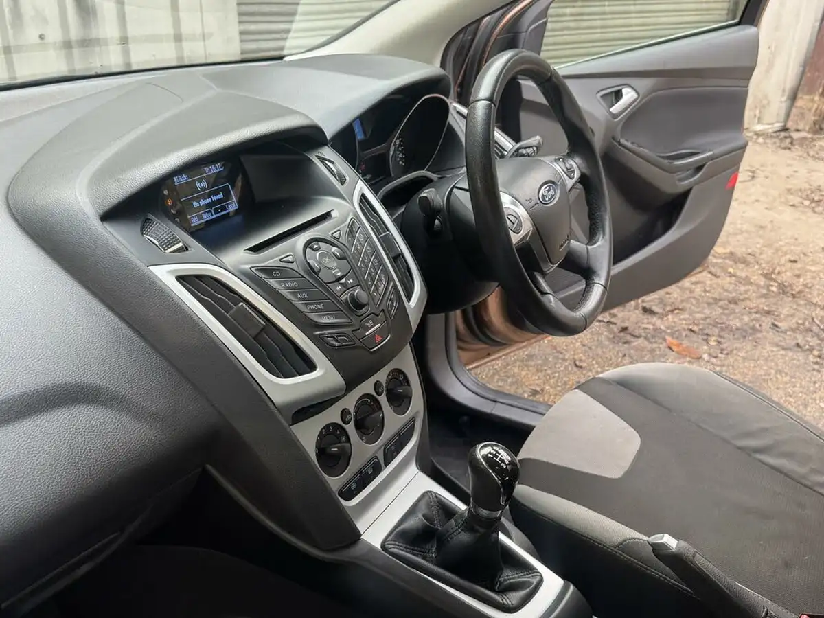 2013-ford-focus-10-zetec-100ps-hatchback-big-22