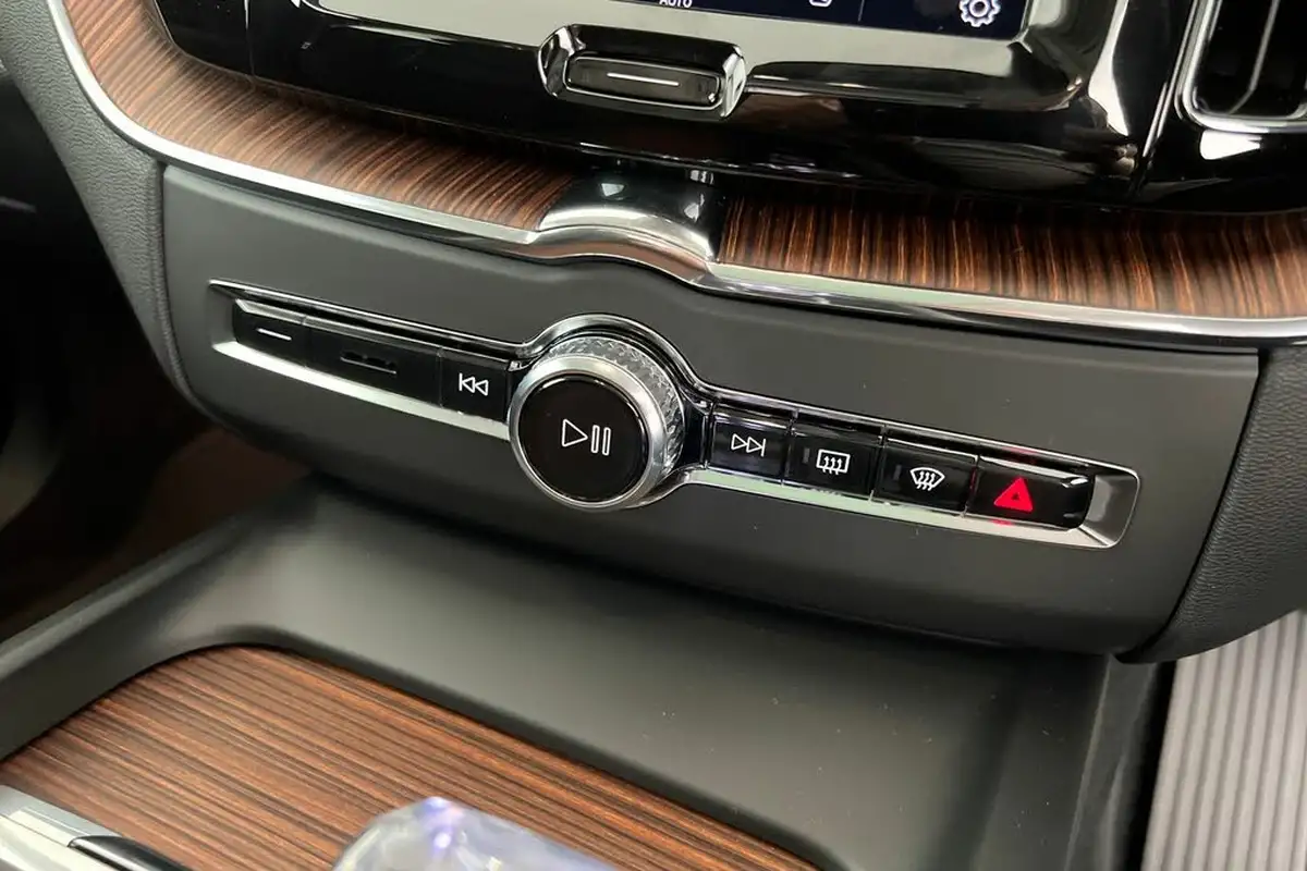 2024-volvo-xc60-20-t8-ultimate-dark-big-13
