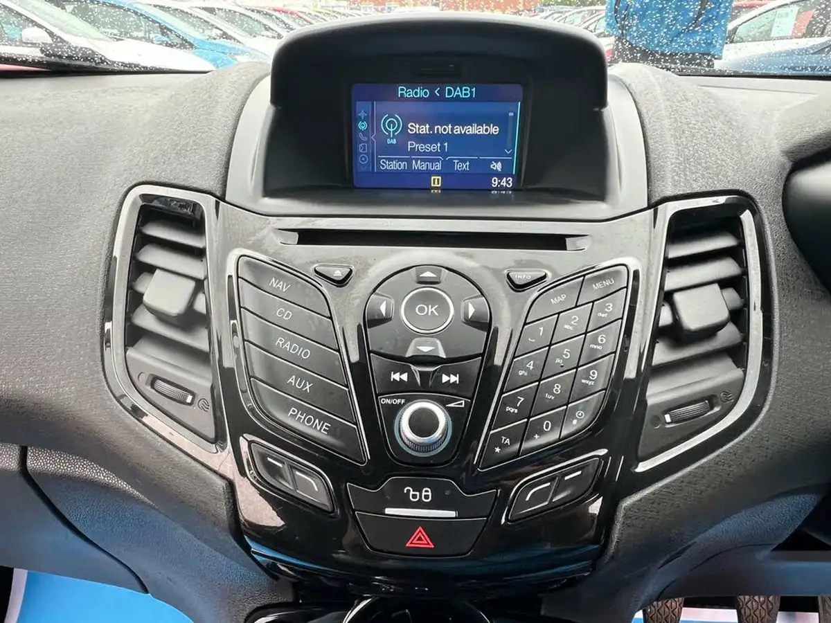 2016-ford-fiesta-125-zetec-3d-big-21