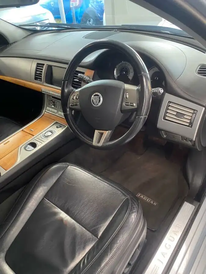 2009-jaguar-xf-30td-luxury-big-6