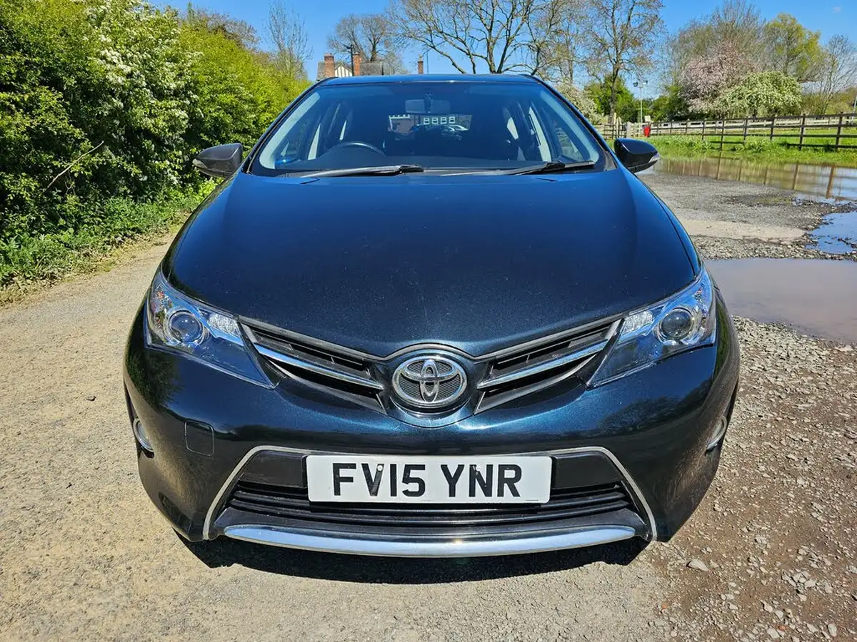 2015-toyota-auris-14td-icon-hatchback-big-7