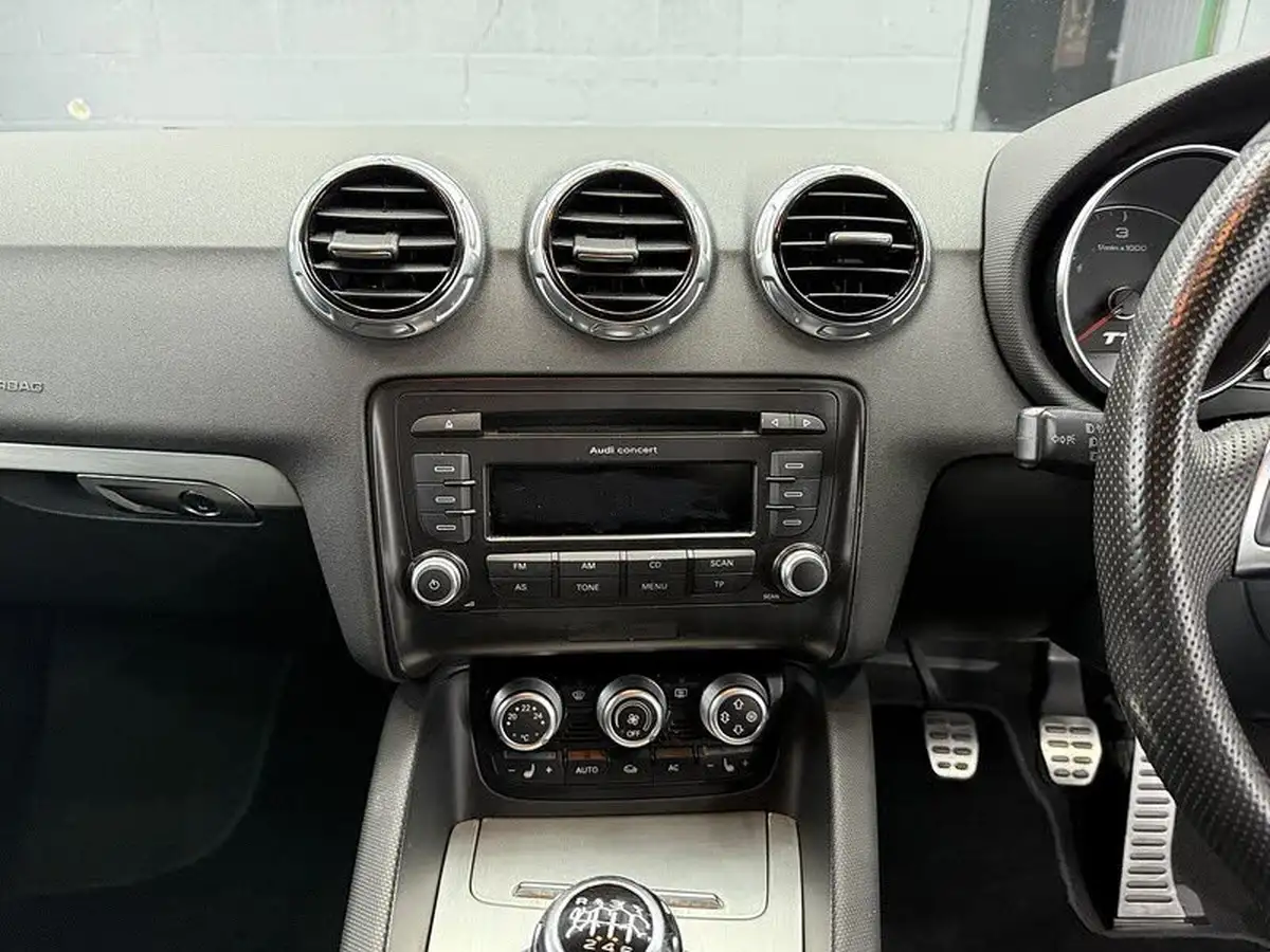 2010-audi-tt-coupe-20-tdi-s-line-big-32