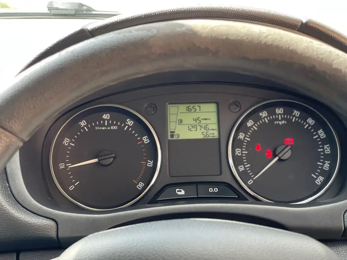 2014-skoda-fabia-12-se-12v-69ps-hatchback-1198cc-big-15