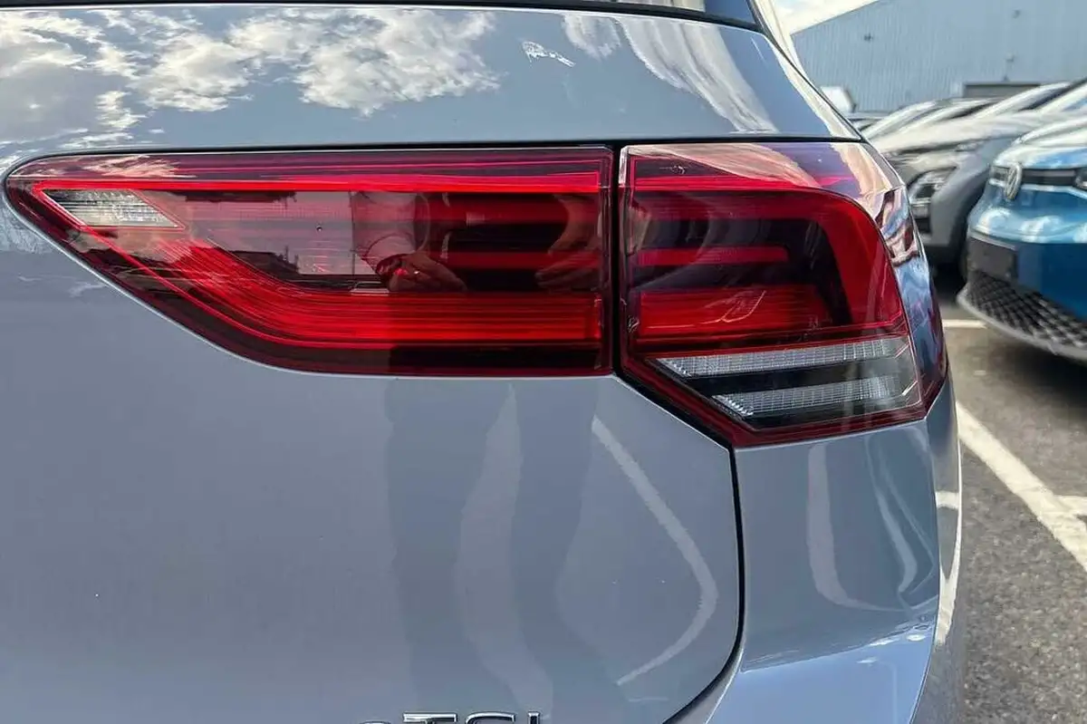 2023-volkswagen-golf-15-etsi-r-line-hatchback-big-18
