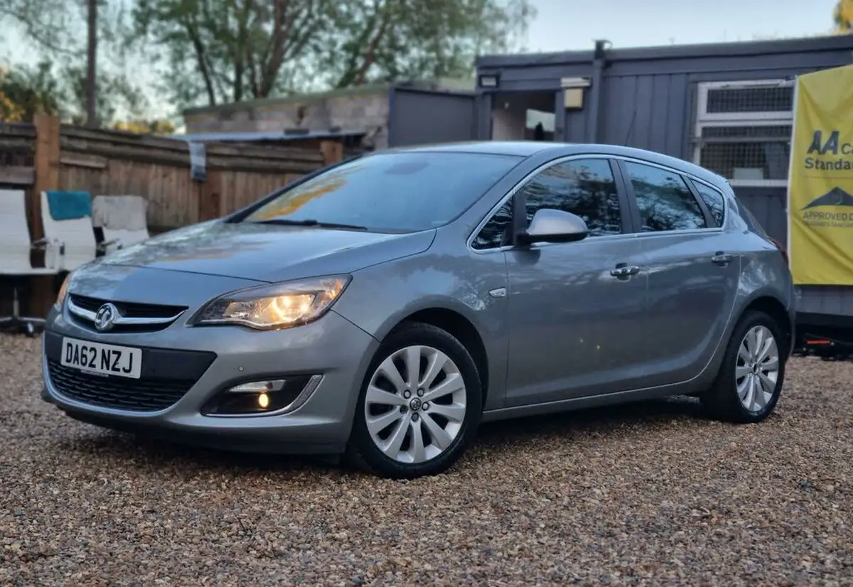 2012-vauxhall-astra-16-elite-vvt-115ps-big-3