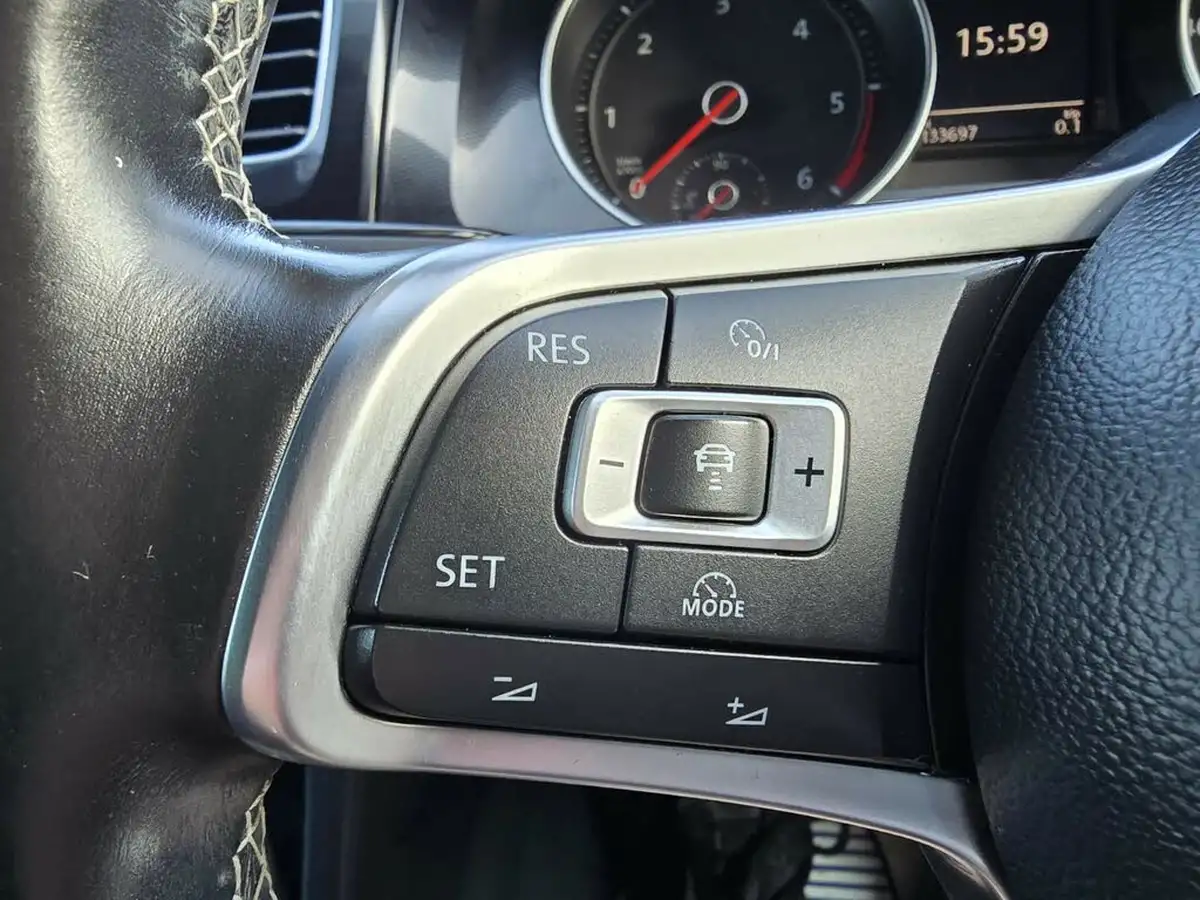 2015-volkswagen-golf-20tdi-gtd-bmt-hatchback-5d-big-23