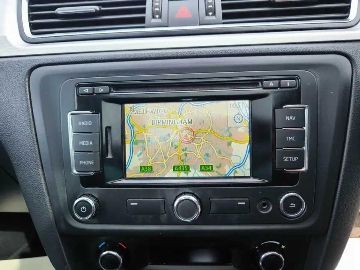 2014-skoda-rapid-spaceback-14-elegance-greentech-big-15