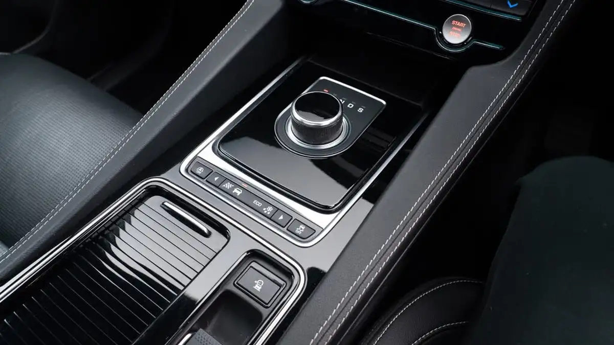 2020-jaguar-f-pace-20i-chequered-flag-big-19