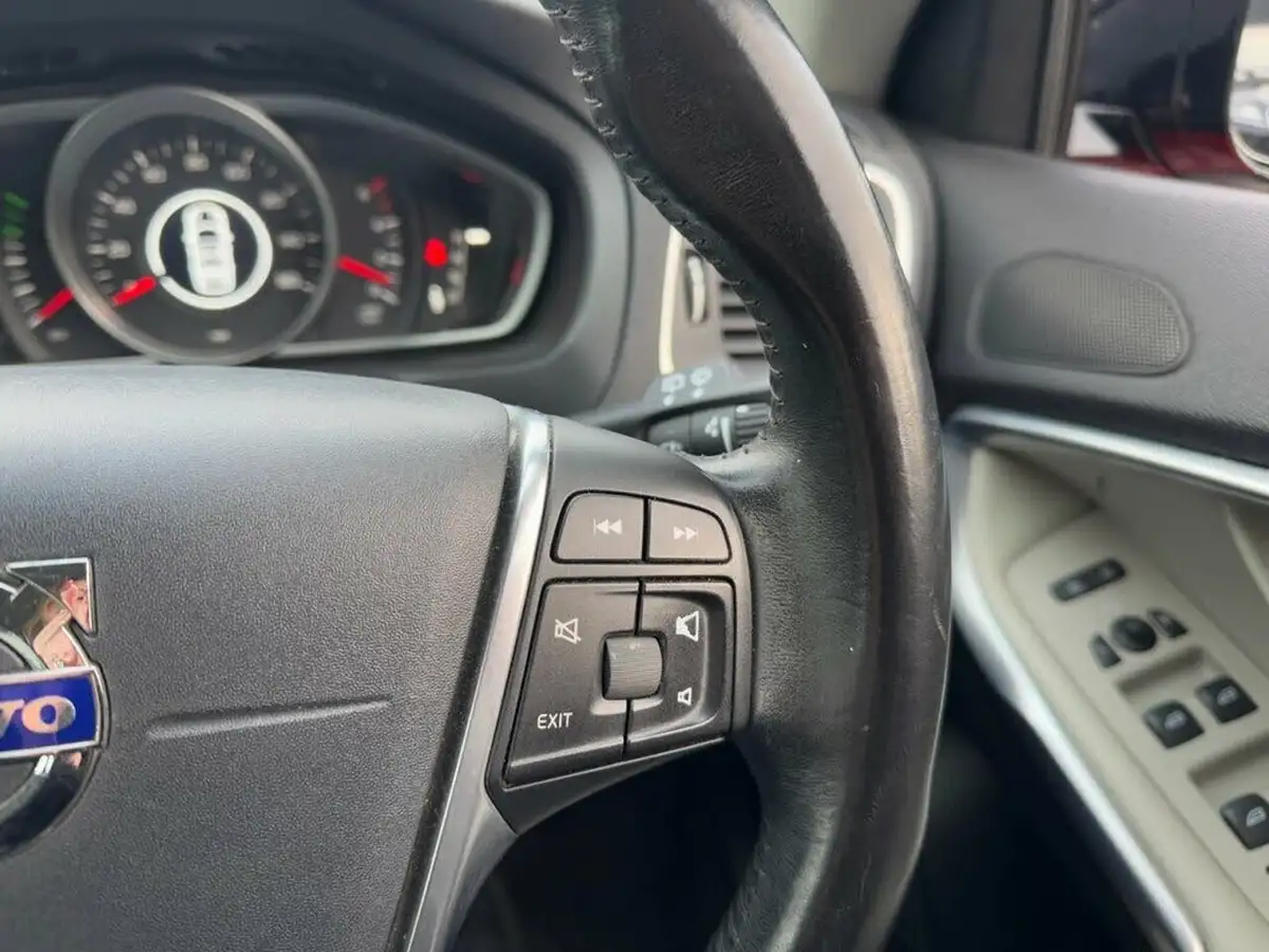2014-volvo-v40-16td-d2-cross-country-lux-powershift-big-16