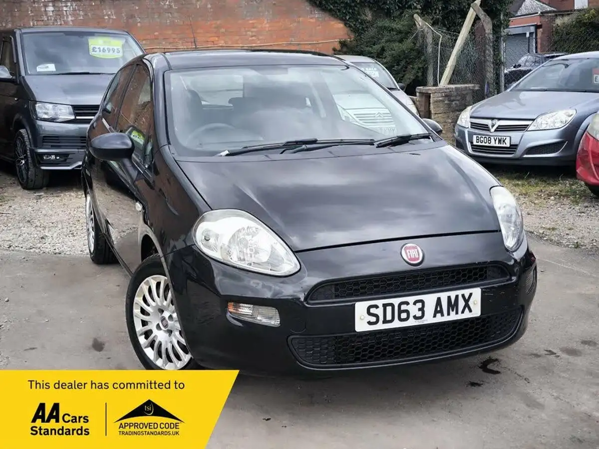 2013-fiat-punto-12-pop-ss-3d-big-0