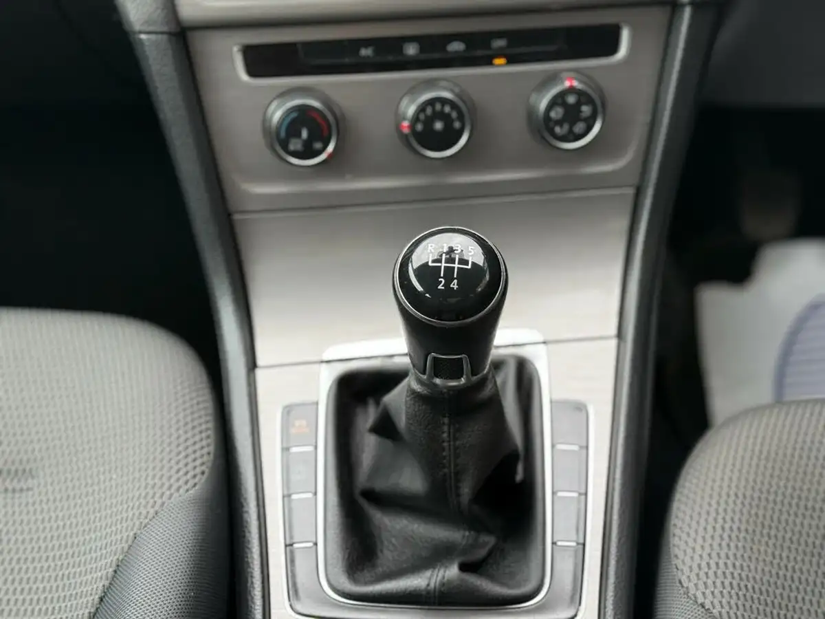 2014-volkswagen-golf-16tdi-se-ss-hatchback-5d-big-33