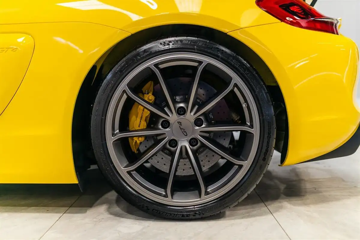 2015-porsche-cayman-38-gt4-big-12
