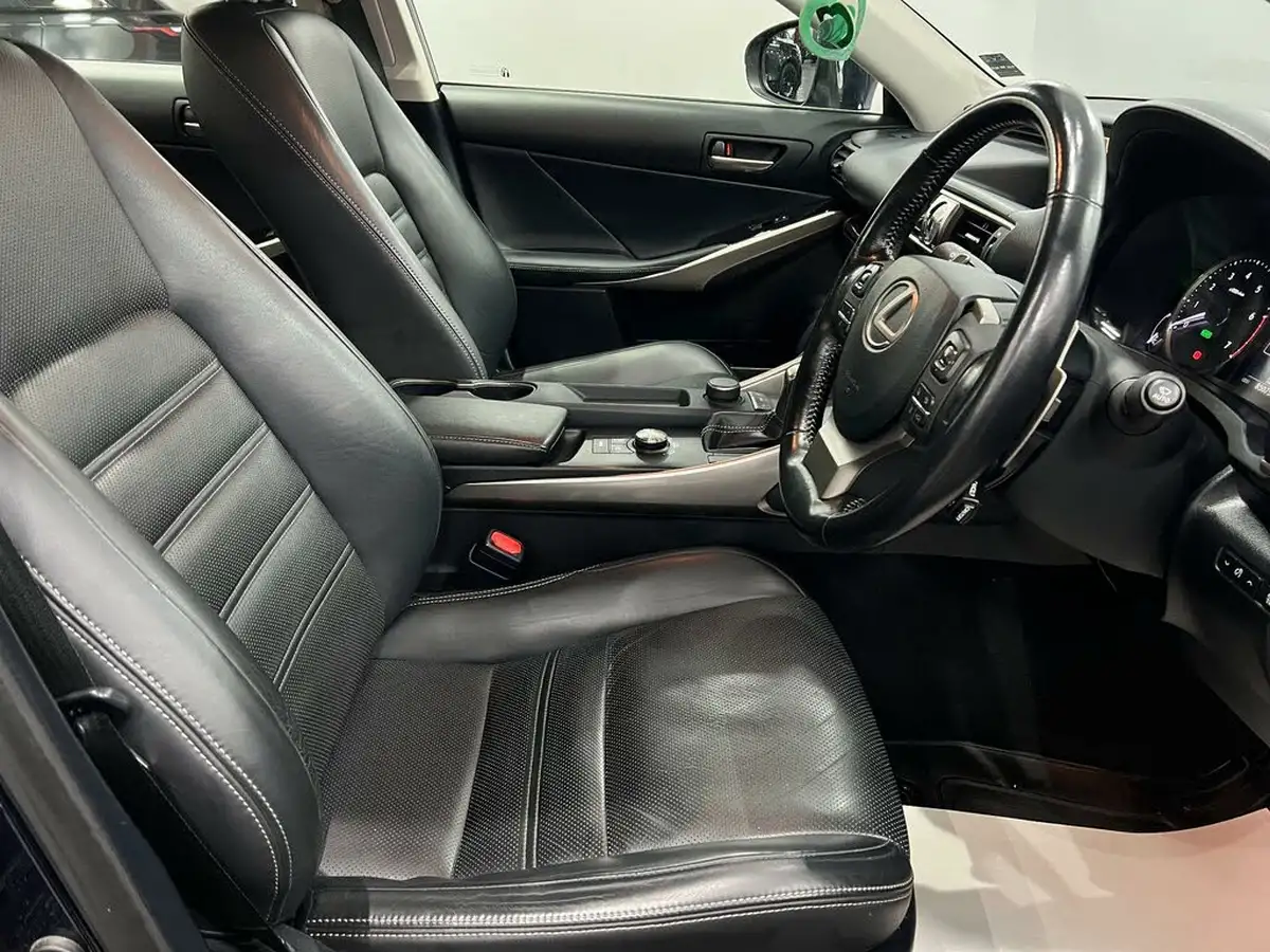 2017-lexus-is-300h-25-advance-big-15
