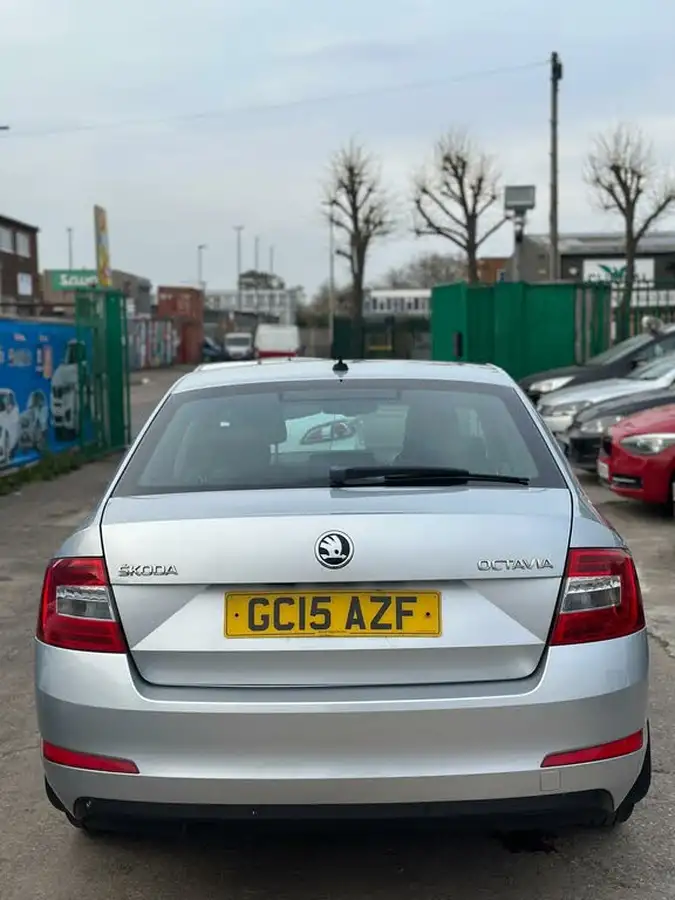 2015-skoda-octavia-16tdi-elegance-hatchback-dsg-big-8