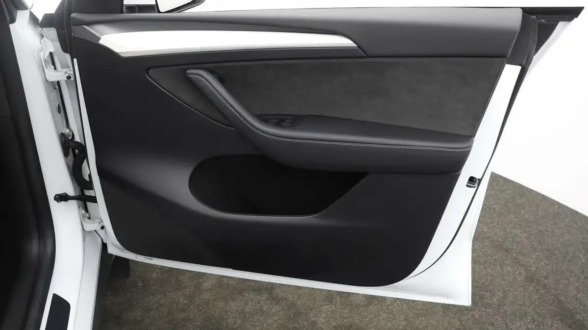 2023-tesla-model-y-e-rwd-big-14