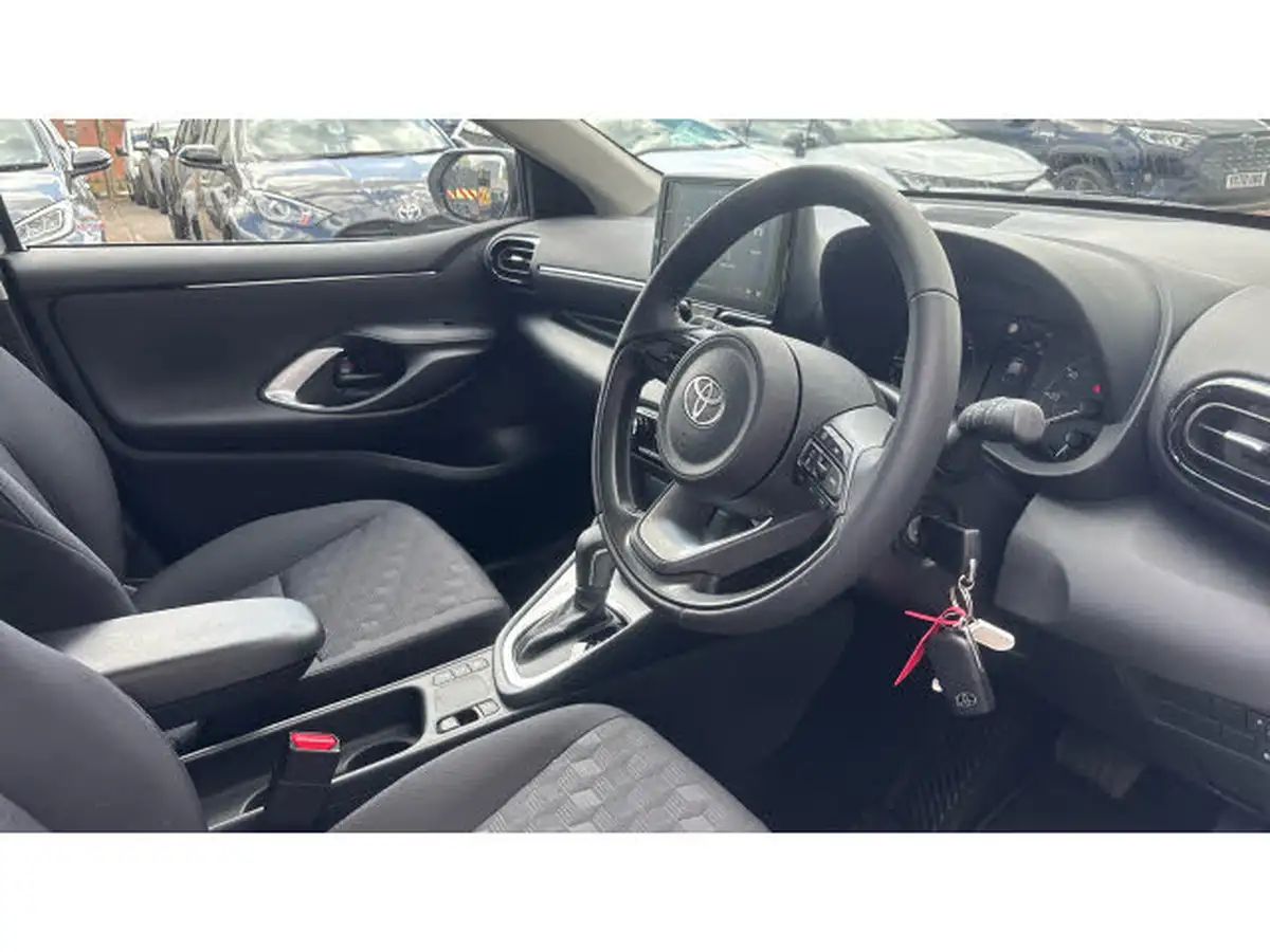 2024-toyota-yaris-15-vvt-i-icon-big-10