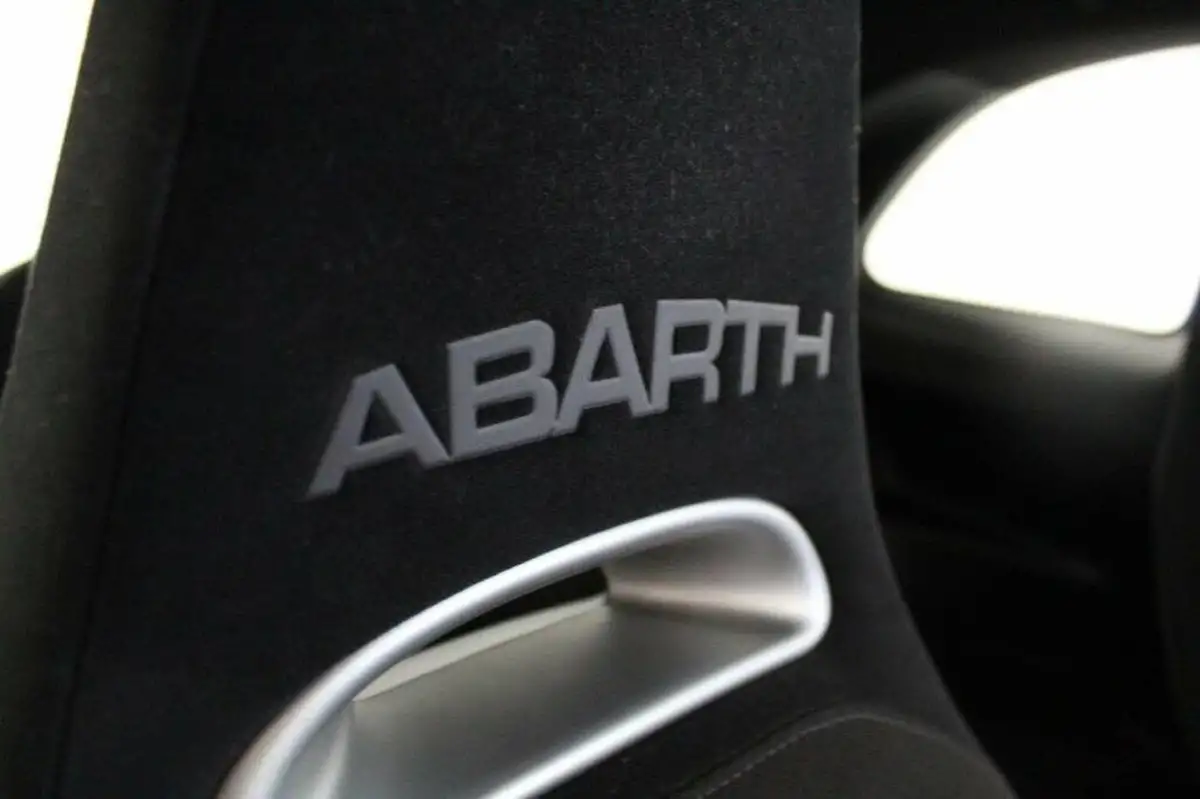 2016-abarth-595-14-tjet-big-33