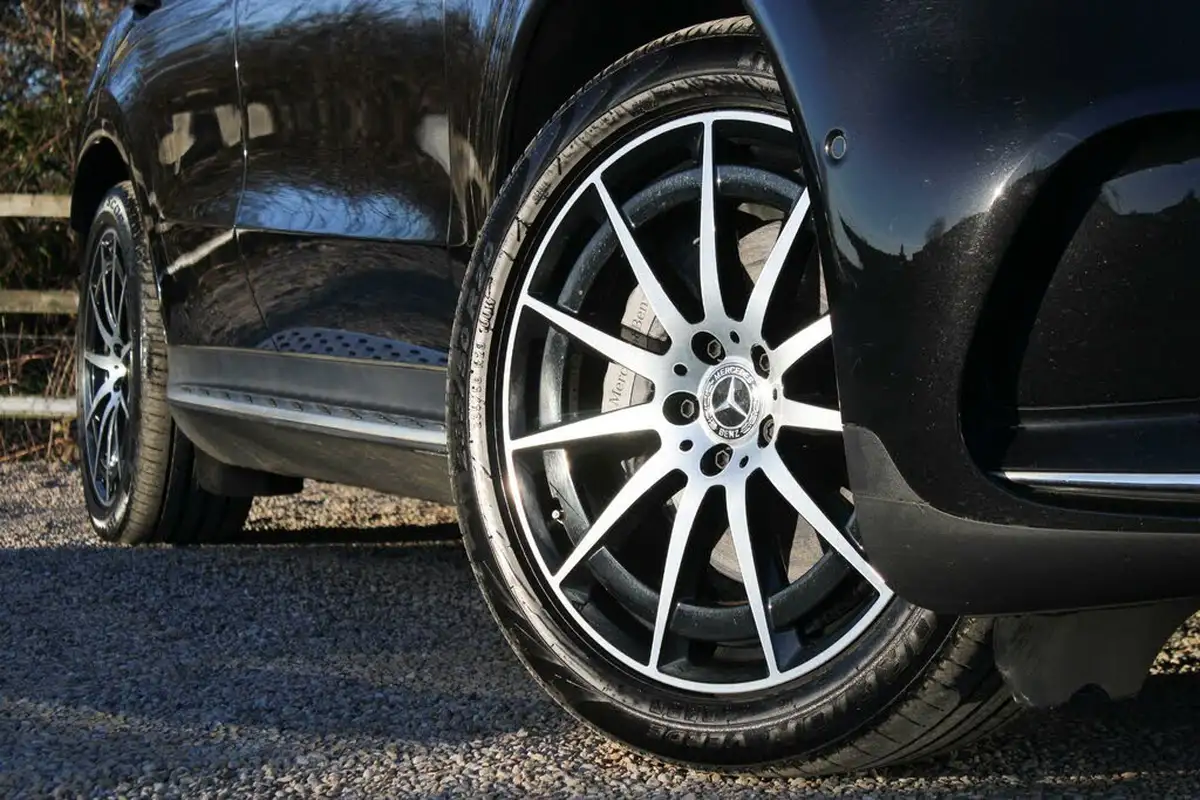 2021-mercedes-benz-eqc-e-eqc-400-amg-line-big-8