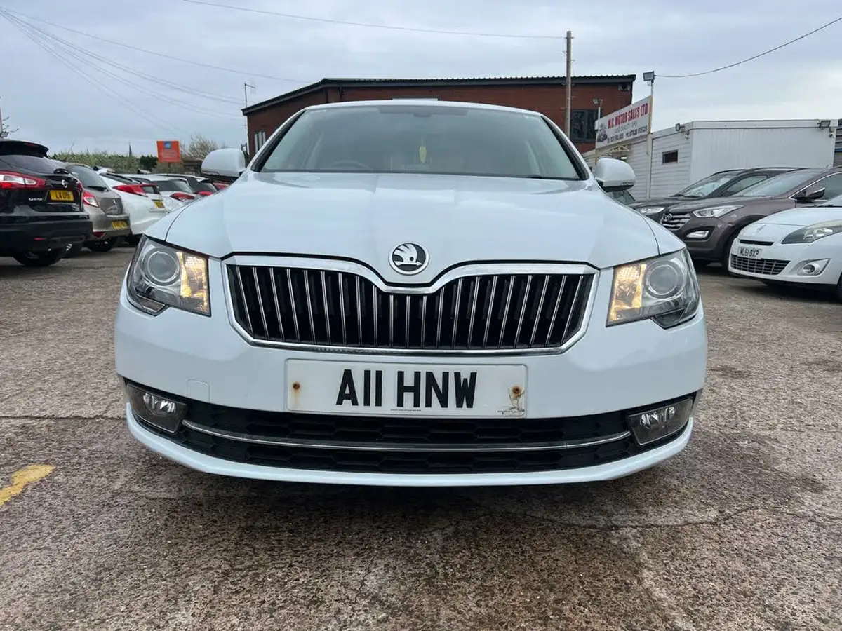2014-skoda-superb-20tdi-black-edition-140ps-hatchback-dsg-big-9