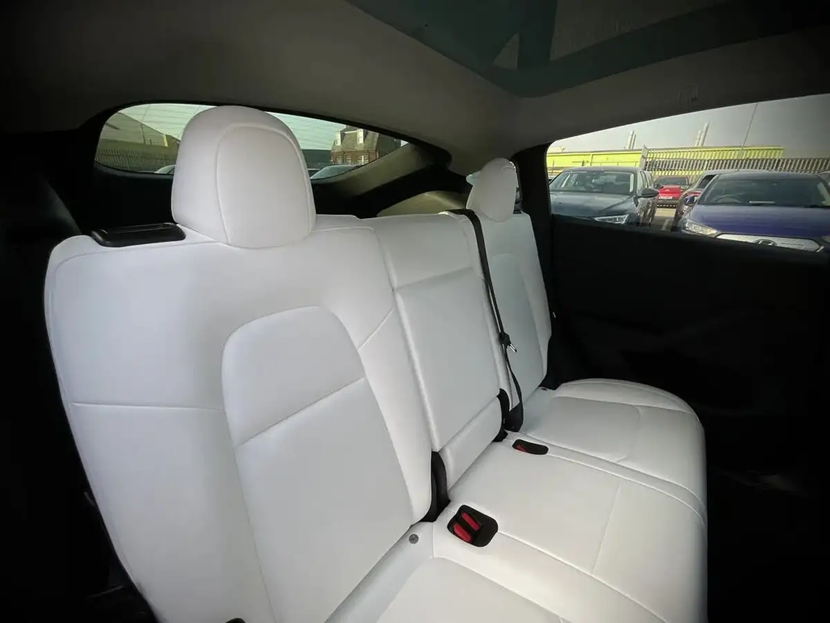 2022-tesla-model-y-e-long-range-big-10