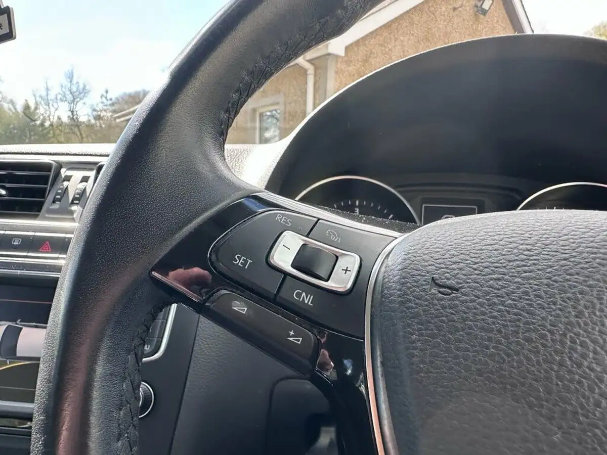 2015-volkswagen-polo-14tdi-se-5d-big-11
