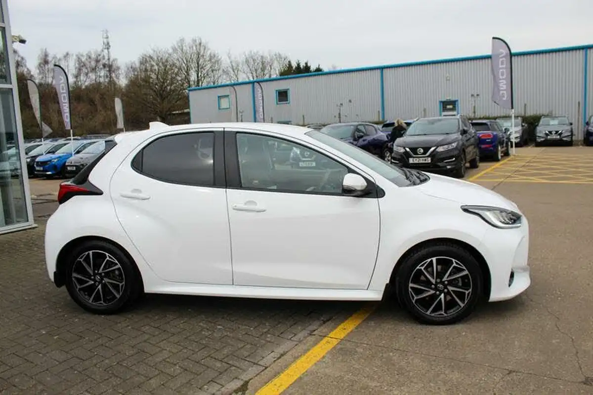 2023-toyota-yaris-15-vvt-i-design-big-10