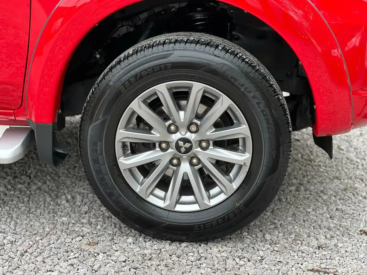 2018-mitsubishi-l200-24di-d-barbarian-sda-auto-big-8