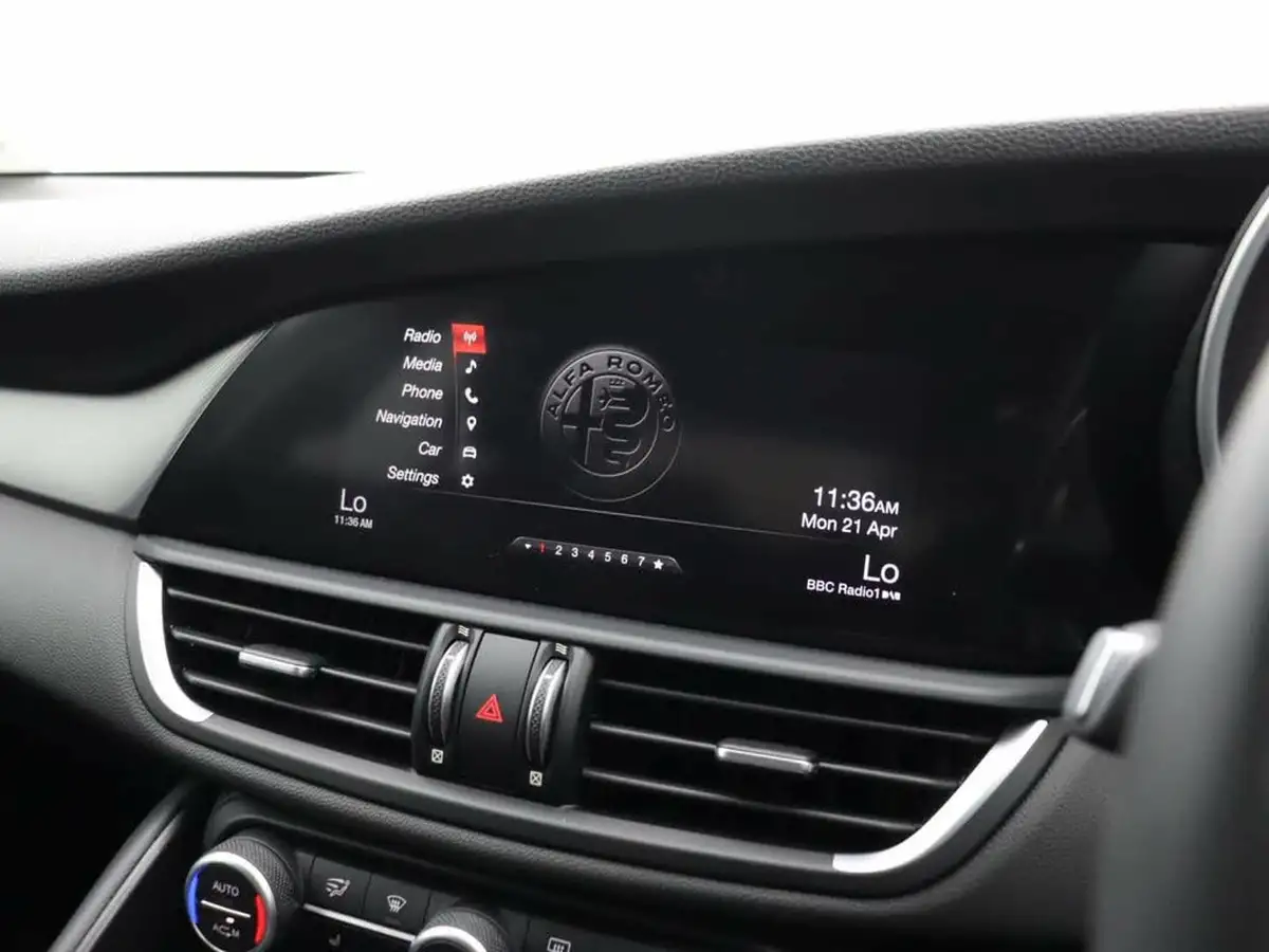 2018-alfa-romeo-giulia-20-veloce-big-16