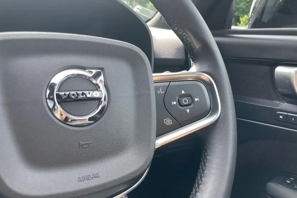 2022-volvo-xc40-20-b3-plus-big-35