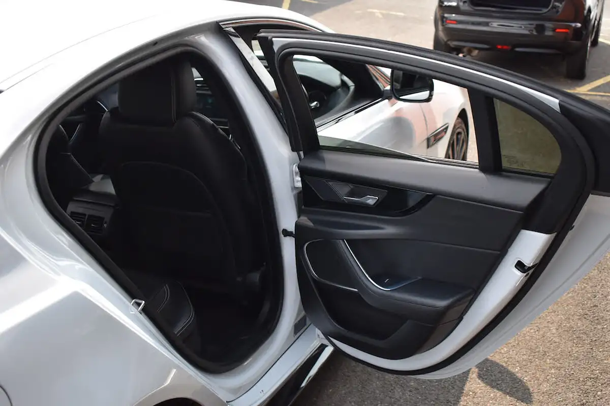 2021-jaguar-xe-20-d200-r-dynamic-black-big-31
